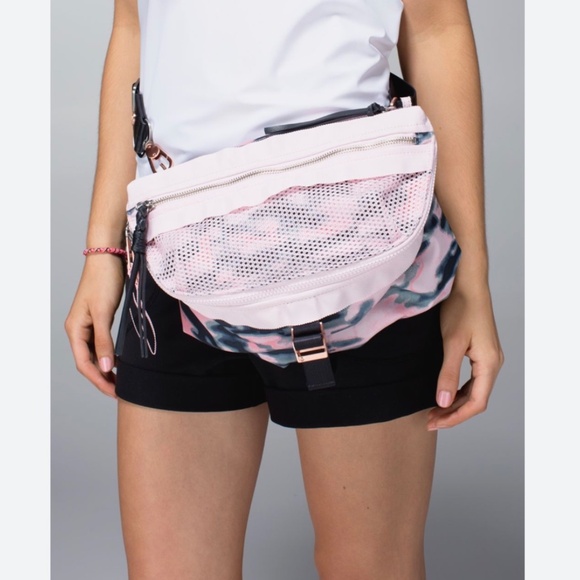 Lululemon Wamo Camo Go Lightly Bag - Picture 2 of 16